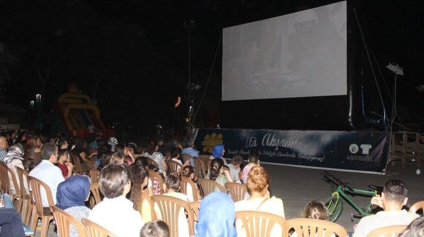Alaşehirliler A&ccedil;ık Hava Sinemasına B&uuml;y&uuml;k İlgi G&ouml;sterdi