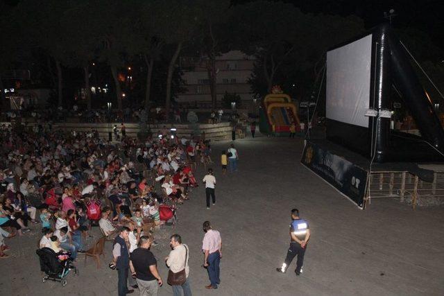 Alaşehirliler Açık Hava Sinemasına Büyük İlgi Gösterdi