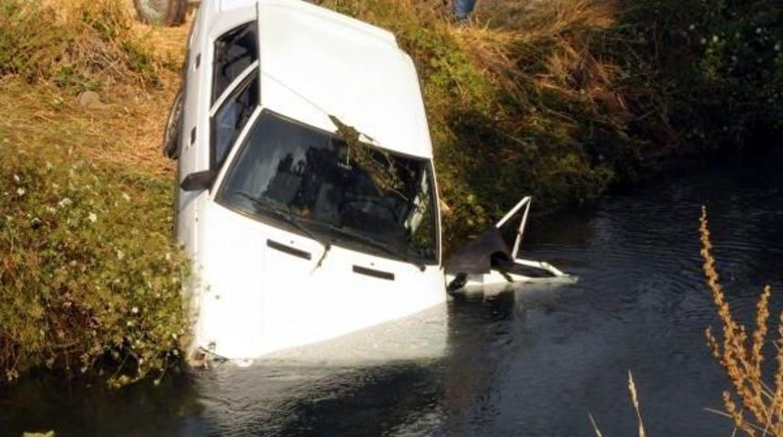 Otomobil Sulama Kanalına U&ccedil;tu: 1 &Ouml;l&uuml;, 5 Yaralı