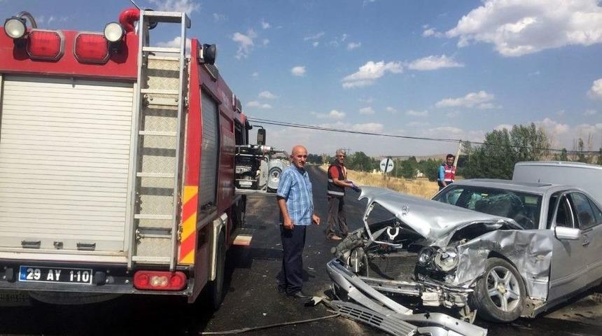 G&uuml;m&uuml;şhane&rsquo;de Trafik Kazası: 6 Yaralı