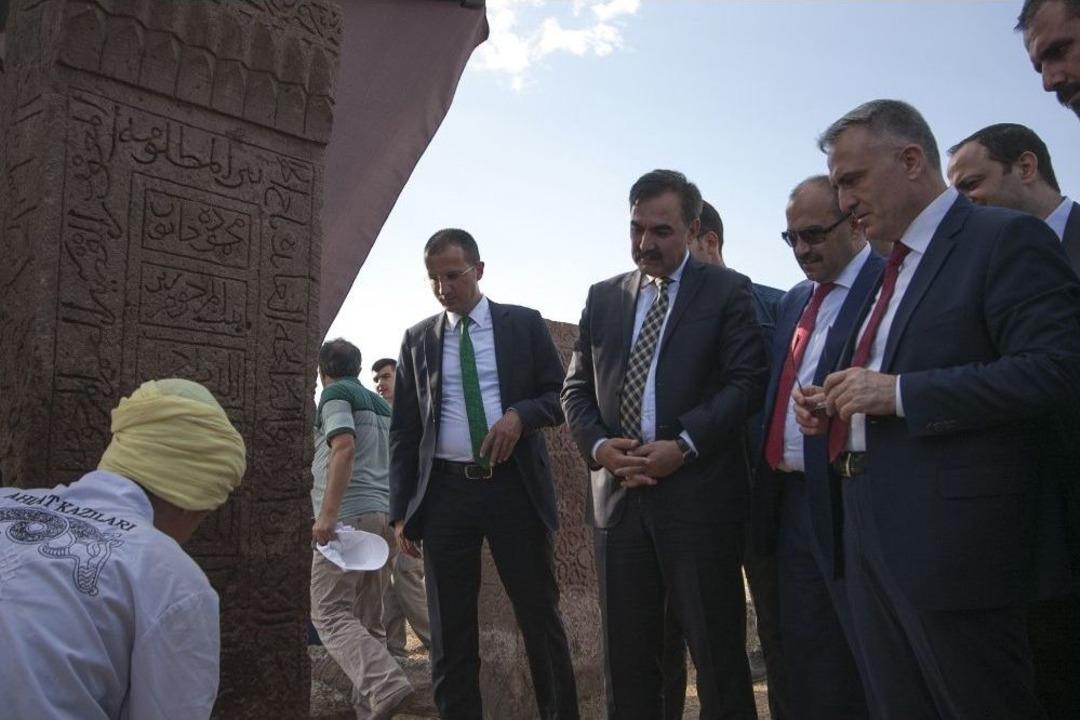 Bakan Ağbal, Ahlat&rsquo;ın Tarihi Mekanları Gezdi
