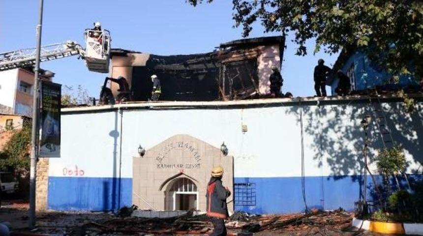Kasımpaşa'da Tarihi B&uuml;y&uuml;k Hamam Yandı