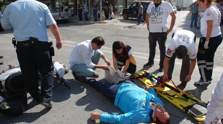 Otomobil, Elektrikli Bisiklete &Ccedil;arptı: 1 Yaralı