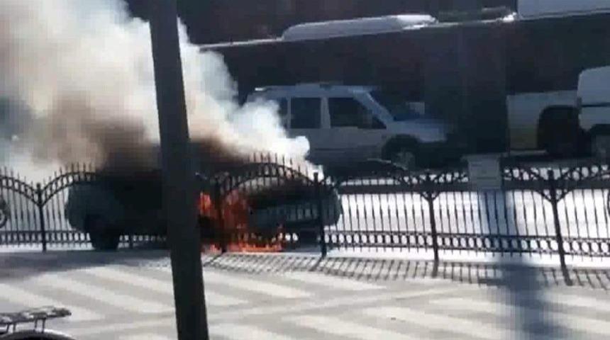 Kırmızı Işıkta Bekleyen Otomobil Alev Alev Yandı