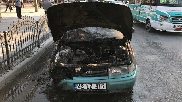 Kırmızı Işıkta Bekleyen Otomobil Alev Alev Yandı