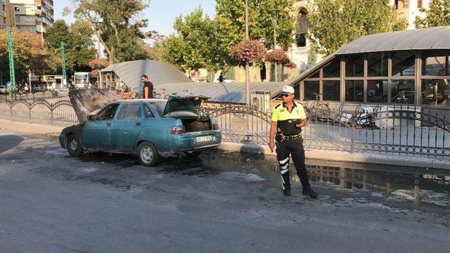 Kırmızı Işıkta Bekleyen Otomobil Alev Alev Yandı