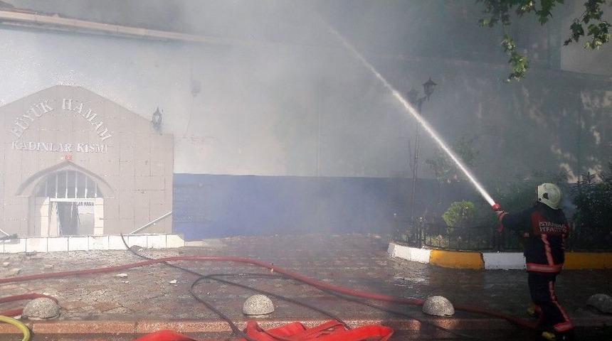 Tarihi Hamam Alev Alev Yandı, Kasımpaşa Sokağa Döküldü