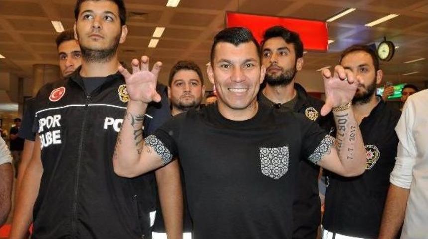 Beşiktaş'ın Yeni Transferi Medel'e Coşkulu Karşılama