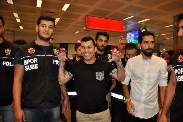 Beşiktaş'ın Yeni Transferi Medel'e Coşkulu Karşılama