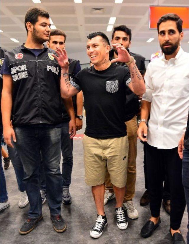 Beşiktaş’ın Yeni Transferi Medel, İstanbul’a Geldi