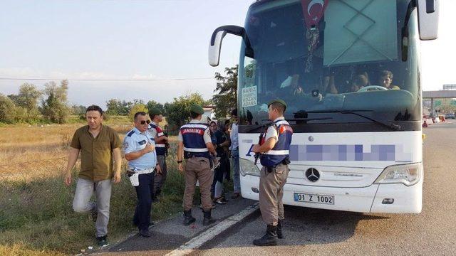 Otobüsteki Kalabalığı Gören Sürücüler İhbar Etti, Mülteciler Yakalandı