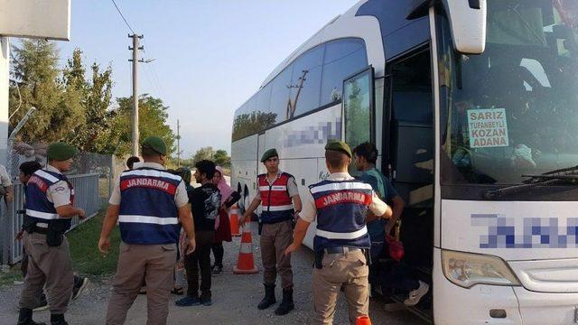 Otobüsteki Kalabalığı Gören Sürücüler İhbar Etti, Mülteciler Yakalandı