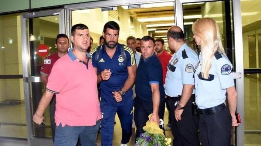 Fenerbah&ccedil;e'ye İzmir'de Coşkulu Karşılama