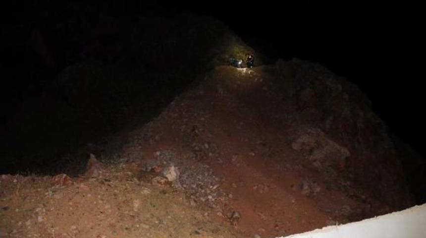 İntihara Kalkışan Genci Ikna Eden Polis, Kayalıklarda Mahsur Kaldı