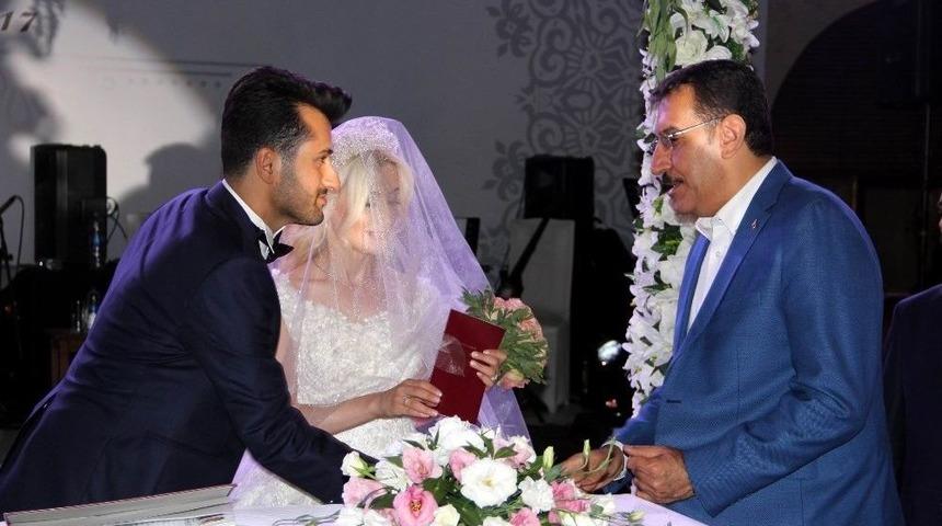 Bakan T&uuml;fenkci Nevşehir&rsquo;de Nikah Şahitliği Yaptı