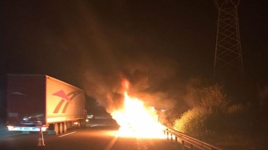 Seyir Halindeyken Yanan Otomobil K&uuml;le D&ouml;nd&uuml;