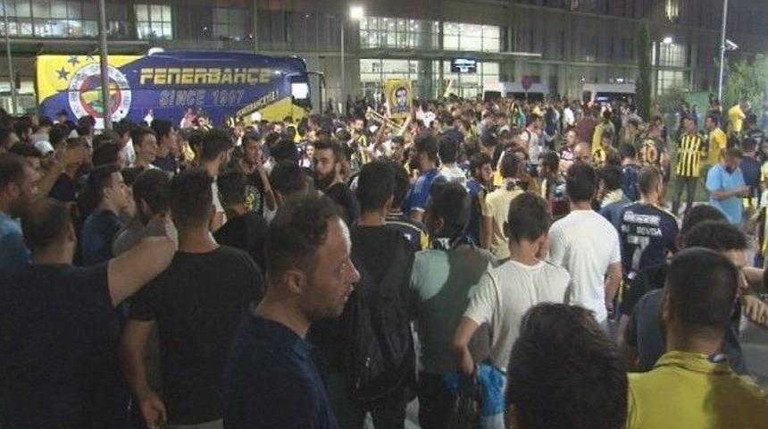 Fenerbah&ccedil;e, İzmir&rsquo;de Coşkuyla Karşılandı