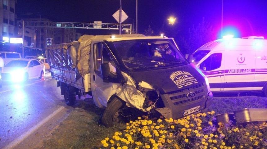 Kırmızı Işıkta Duramayan Kamyonet 2 Otomobile &Ccedil;arptı: 1 Yaralı
