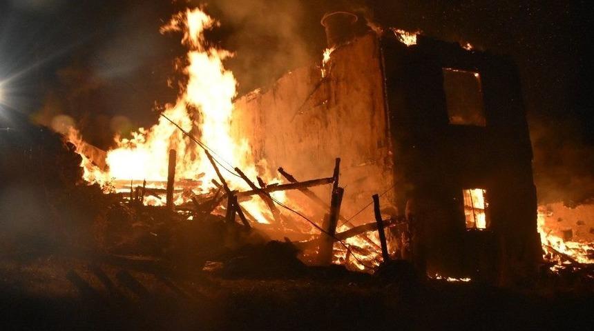 Kızılcahamam&rsquo;da İki Katlı Bina Alevlere Teslim Oldu