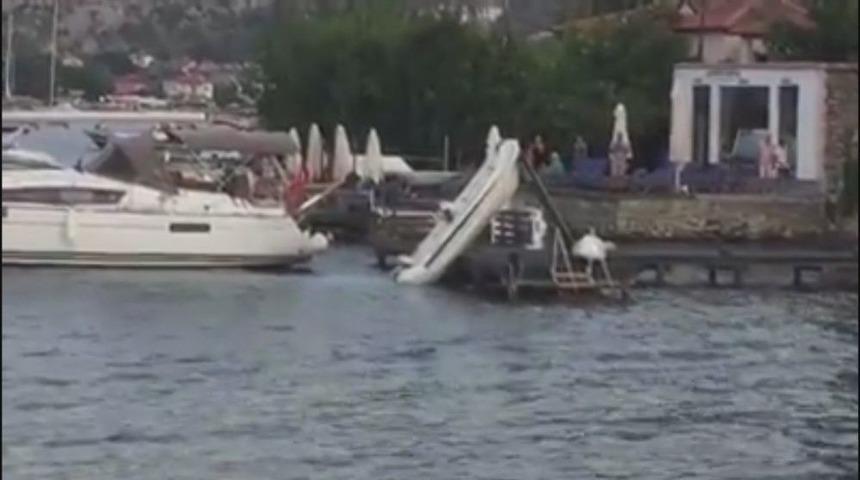 Kaptanı Denize D&uuml;şen Bot Sahilde Korku Dolu Anlar Yaşattı