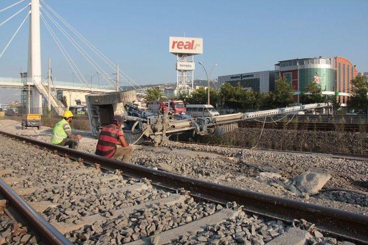 Sondaj Makinesi Tren Yoluna Devrildi, Tüm Seferler Durdu G3