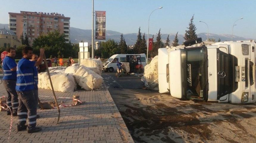 Virajı Alamayan Tır Devrildi