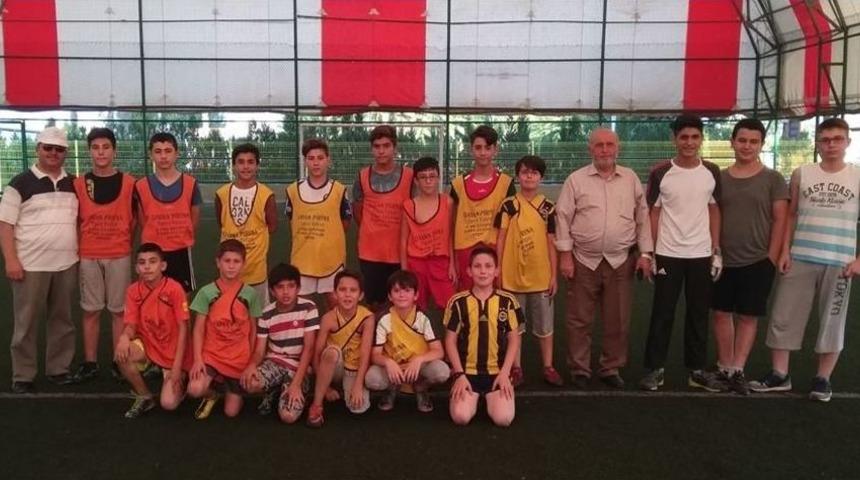 Şampiyon Olan Takımın Kupasını M&uuml;ft&uuml; Verdi