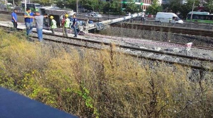 İş Makinesi Devrildi, Tren Seferleri Durdu