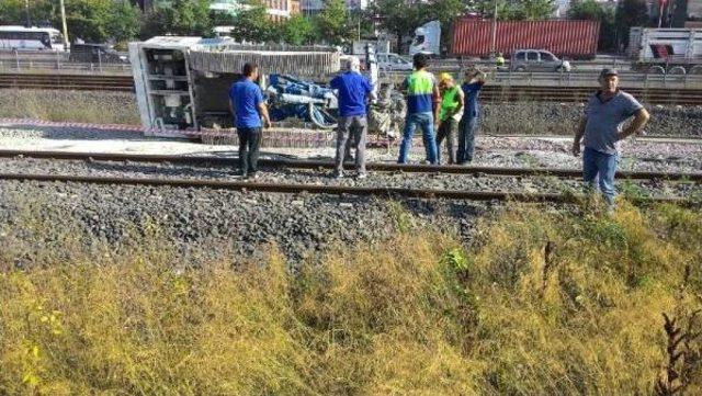 İş Makinesi Devrildi, Tren Seferleri Durdu