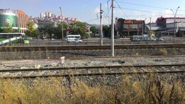 İş Makinesi Devrildi, Tren Seferleri Durdu