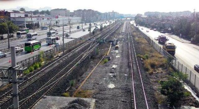 İş Makinesi Devrildi, Tren Seferleri Durdu