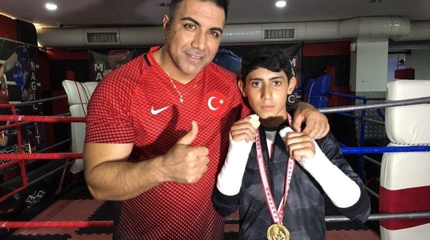 Oyunda İki Elinin Parmakları Kırıldı, T&uuml;rkiye Şampiyonu Oldu