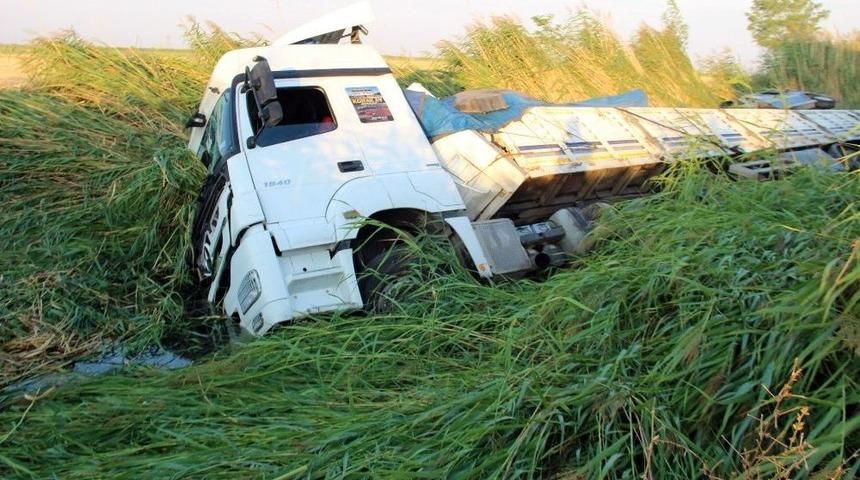 S&uuml;r&uuml;c&uuml; Uyudu Tır Kanala D&uuml;şt&uuml;: 1 Yaralı