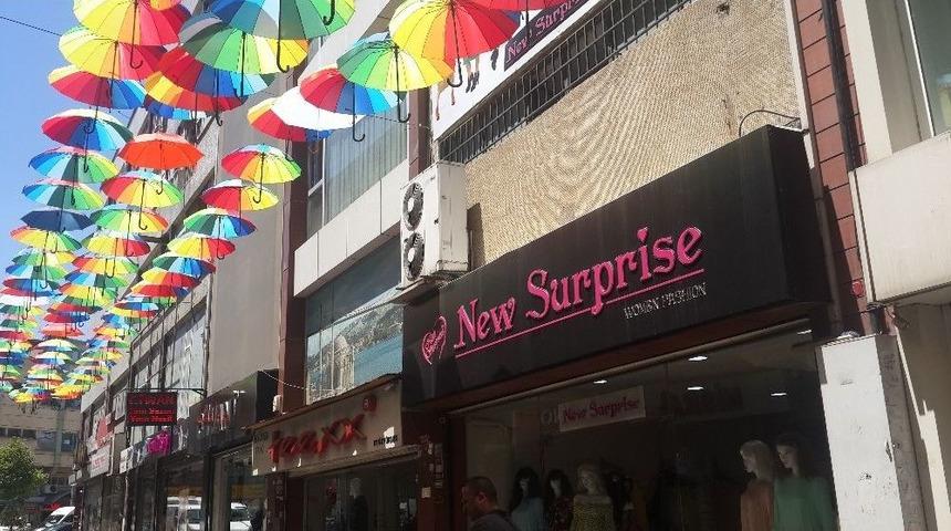 Bayrampaşalı Esnaf Sokaklarını Gelin Gibi S&uuml;sledi