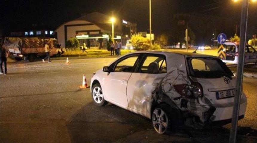 Kamyonet, 2 Otomobile &Ccedil;arptı