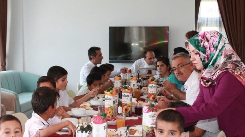 Vali Yardımcısı Yılmaz, &Ccedil;ocukları Sevindirdi