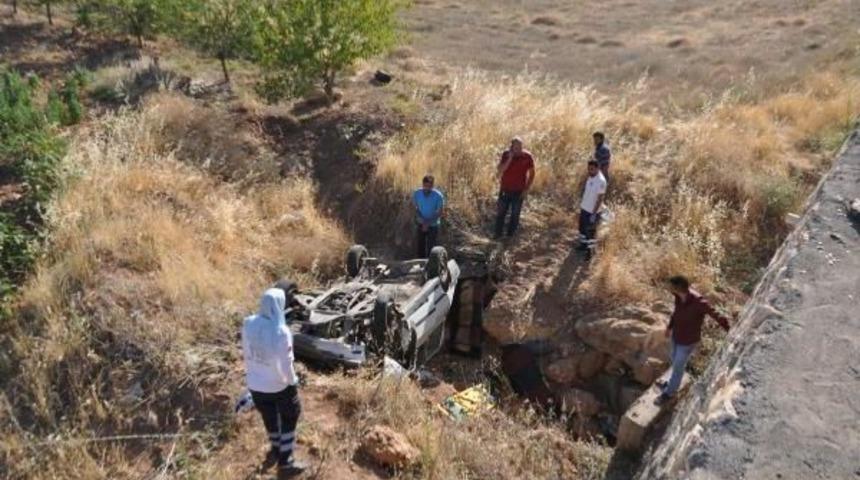 Adıyaman'da Otomobil Devrildi: 2 &Ouml;l&uuml;