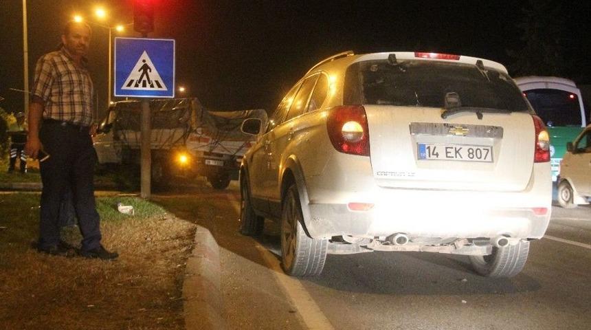 Kırmızı Işıkta Duramayan Kamyonet, İki Otomobile &Ccedil;arptı