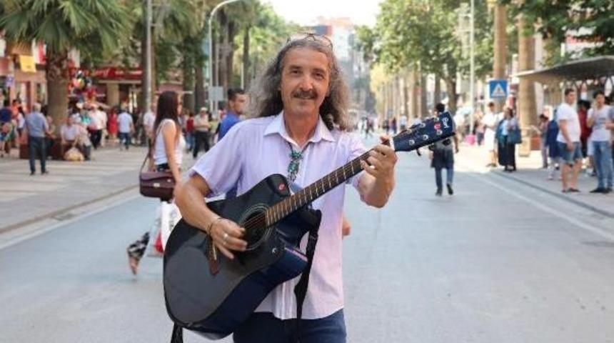 Emekli Bankacı 'rock'&ccedil;ı Oldu