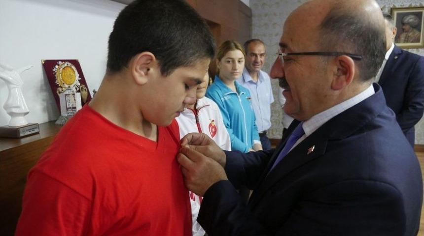 Başkan G&uuml;mr&uuml;k&ccedil;&uuml;oğlu Şampiyon Boks&ouml;rleri Altın İle &Ouml;d&uuml;llendirdi
