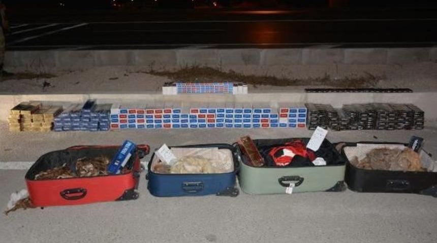 Otob&uuml;s Yolcusunun Bavullarından Ka&ccedil;ak Sigara &Ccedil;ıktı