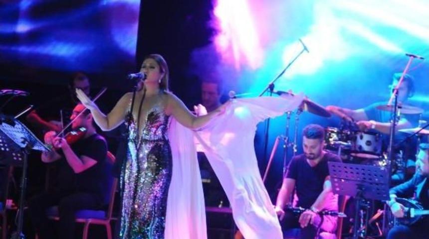 &Ccedil;eşme'de Sibel Can Coşkusu