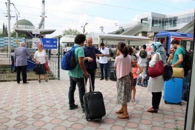 İş Makinesi Devrildi, Tren Seferleri Durdu (2)