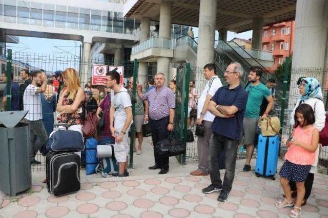 İş Makinesi Devrildi, Tren Seferleri Durdu (2)