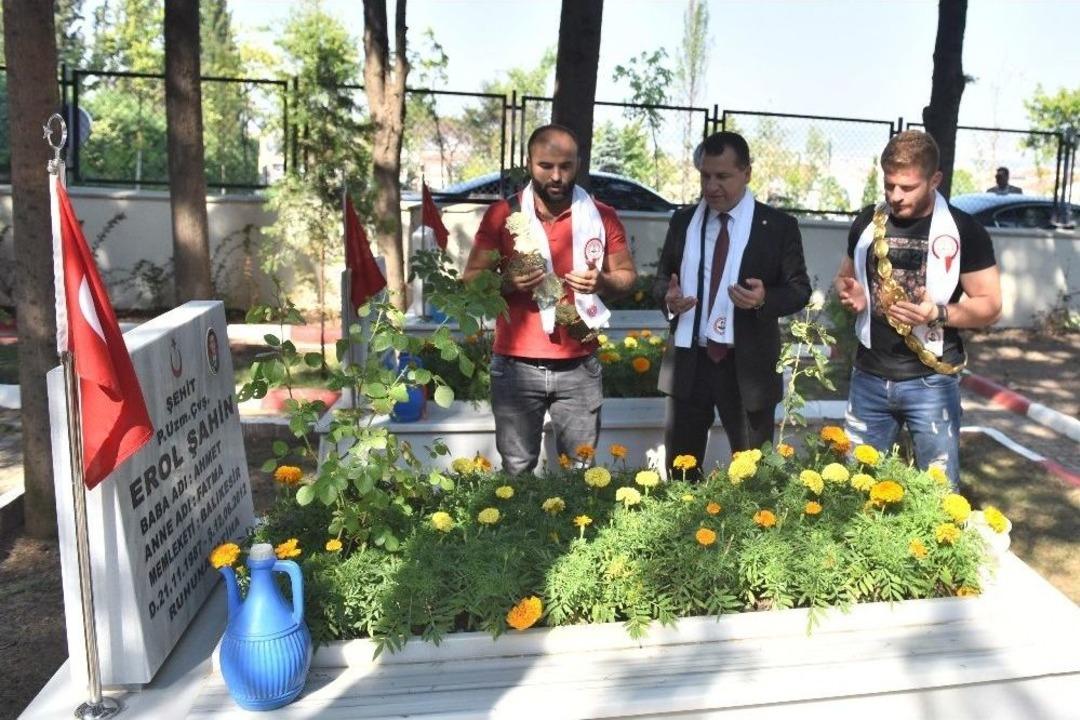 G&uuml;reşler &Ouml;ncesi Halk Başpehlivanlara Altın Taktı