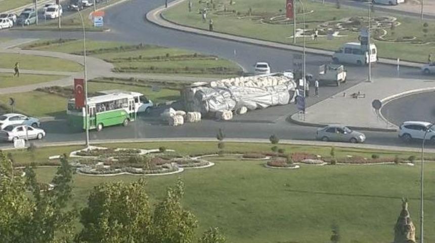 Tır, Kavşakta Devrildi