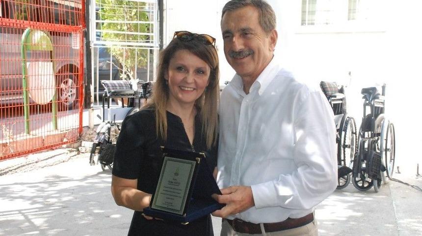 Mavi Kapak Toplayarak Engellilerin Eli Ayağı Oldular