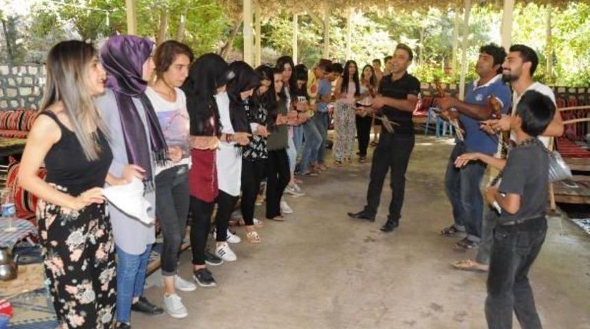 Bagok Dağı Eteklerinde Kemen&ccedil;eli, Halaylı Piknik