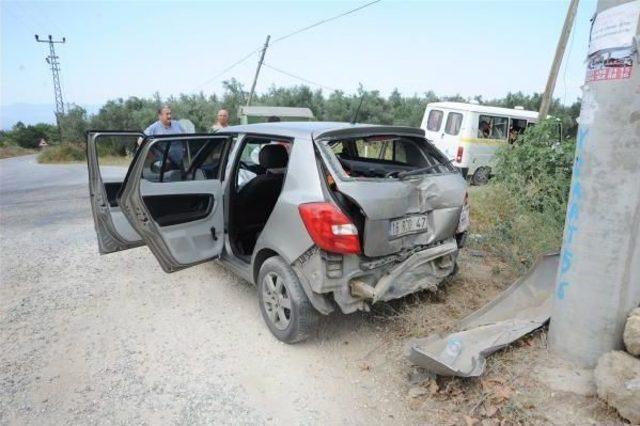 Bursa'da Yolcu Minibüsü Ile Otomobil Çarpıştı: 3 Yaralı