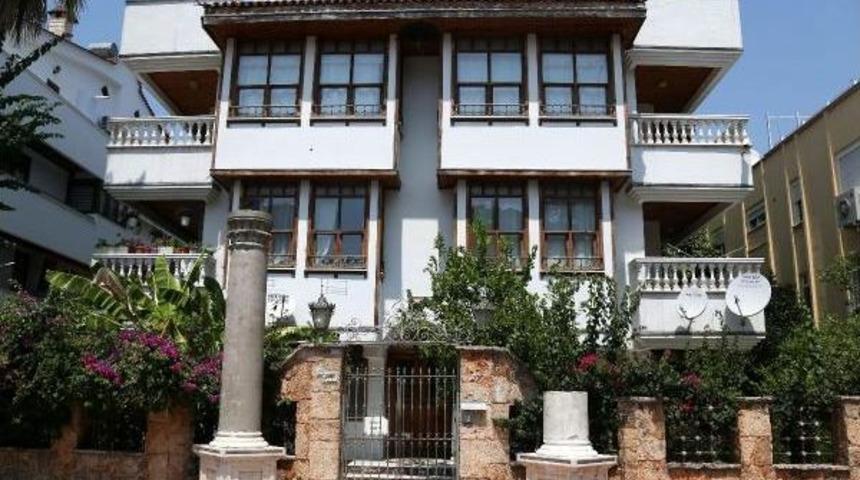 Tarihi Sütunlar Müzeye Kaldırılınca Benzerini Yaptırdı